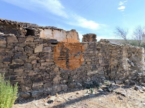 Stone house, with project - in Faz Fato - Tavira - Algarve. 60m2 ruin in schist stone on a 200m2 plot. 200 m² plot with architectural project in the final stages of approval. Located in the heart of the Serra de Conceição de Tavira. The property is b...