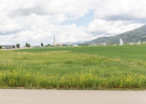 Entdecken Sie eine seltene Gelegenheit mit diesem außergewöhnlichen 1 Hektar großen Gewerbegrundstück im Herzen von Afton, Wyoming, neben dem ruhigen Valli Vu Golfplatz und in unmittelbarer Nähe des örtlichen HLT-Tempels. In prominenter Lage am US Hi...