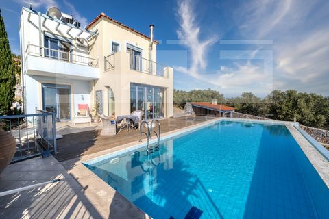 Deze prachtige villa te koop in Apokoronas, Chania Kreta, is gelegen in het pittoreske dorpje Kefalas. De villa biedt een totale woonoppervlakte van 115 m2, gelegen op een eigen perceel van 870 m2. Het is verdeeld over twee niveaus en beschikt over 3...