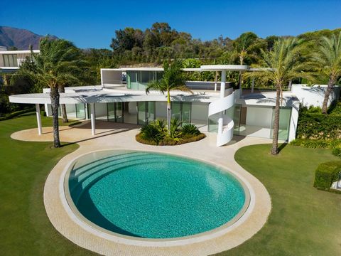 Deze prachtige luxe villa is gelegen in Finca Cortesin, Casares, Malaga en biedt een ongeëvenaarde levensstijl in een idyllische omgeving. Met 4 slaapkamers, 6 badkamers en 1 toilet, is deze villa perfect voor gezinnen die op zoek zijn naar ruimte en...