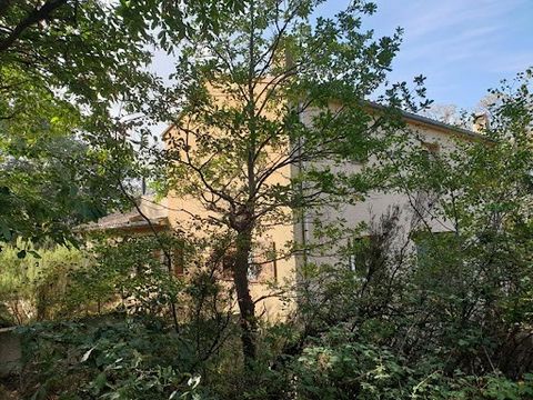 Maison de caractère avec revenus locatifs aux portes de l'Espagne, 170 m² d'élégance au coeur de la nature Laissez-vous charmer par cette perle rare, nichée dans un écrin de verdure sur les hauteurs de Maureillas, à quelques minutes de la frontière e...