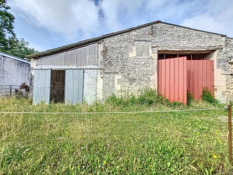 Ce bien offre un emplacement idéal à seulement 1,5 km de la gare de SAUJON et ses nombreux services en font un lieu attractif pour des utilisations de stockage ou entreposage de bois. Ce batiment, érigé sur un terrain de 1195 m², se présente comme un...