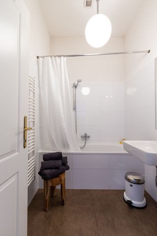 Newly renovated, bright and quiet 60m2 old building apartment in a prime location in the 7th district. Optimal connections to all districts via streetcar and subway. Elevator available; also a fully equipped kitchen and a new washing machine. Numerou...