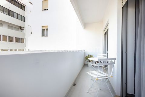 Incroyable appartement studio situé à Quarteira, avec un excellent emplacement. Profitez d'une vue luxuriante sur le jardin depuis ce logement, complété par un charmant balcon. Découvrez le confort de cet appartement rénové, qui comprend un salon et ...