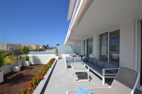 Incroyable appartement à vendre dans le nouveau complexe Las Terrazas de Costa Adeje à El Madroñal. Cet appartement spacieux et moderne fait 107 m² avec un grand séjour avec cuisine ouverte équipée, 2 chambres avec placards, 2 salles de bains complèt...