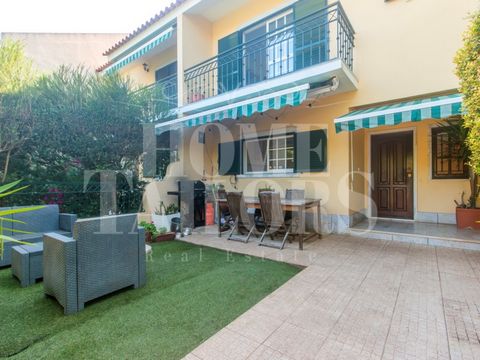 House with a total area of 186 m2, inserted in a condominium of 6 villas with a central common area with swimming pool, in the municipality of Cascais, in Manique, next to the Salesianos college. The address of the property gives access to the entran...