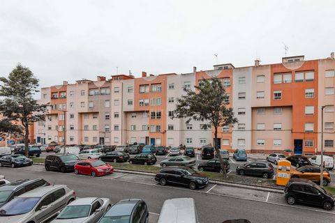 Located on Rua Rosa Mota, in Monte Abraão, Sintra, this two-bedroom apartment is on the second floor of a building built in 1989, and has a generous and well-distributed space, with a large and bright living room. The kitchen and bathroom, although i...