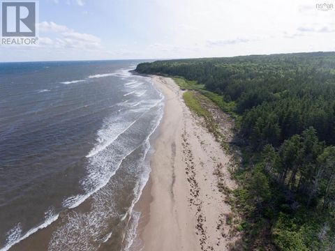 Entdecken Sie eine außergewöhnliche Gelegenheit, sich ein Stück Paradies auf Pictou Island zu sichern, das als Juwel der Northumberland Strait bekannt ist und die wärmsten Gewässer nördlich der Carolinas aufweist. Eingebettet in ein privates, 5 Hekta...