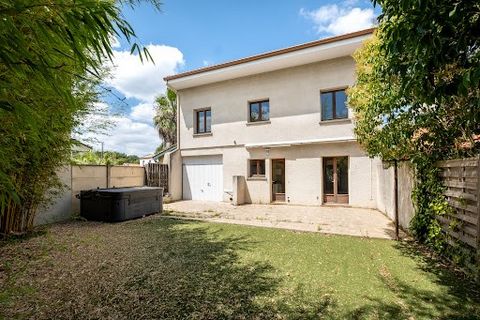 Grande maison familiale idéalement située à Talence Forum. Avec une superficie de près de 216 m², elle se trouve à moins de 5 minutes du tramway et à proximité des écoles, dont le collège Saint Genès La Salle. La maison offre une belle pièce de vie t...