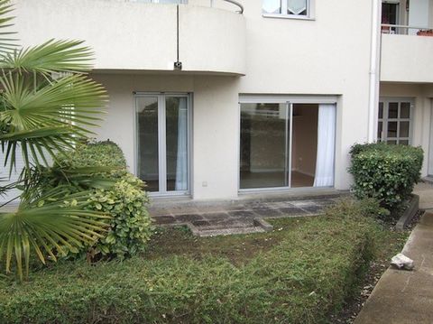 INVEST IN THIS PLEASANT ACCOMMODATION IN A SERVICE RESIDENCE FOR SENIORS, OVERLOOKING A HAVEN OF GREENERY! You will enjoy yourself or rent about 32m2 in the heart of the Fondaudège/Matignon district with its shops, its Tram D, its post office etc. Th...