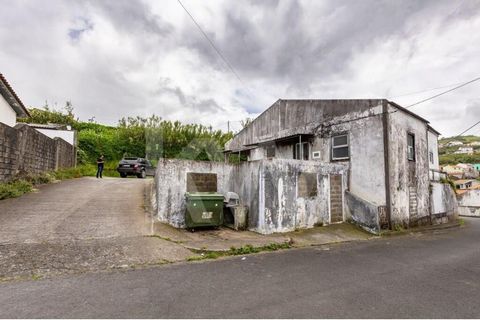 2-storey house in which the 1st floor was transformed into a fully functioning bakery in the center of the town with large land, side entrance for vehicles with several flat parking spaces. Possible sale of the equipped bakery. Remédios is a Portugue...