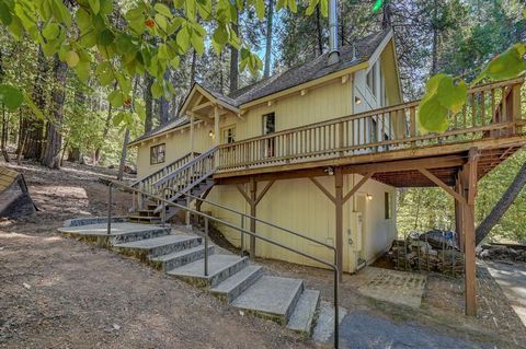 Discover your dream chalet getaway in Blue Lake Springs! Nestled amidst the breathtaking Sierra's, this classic chalet is a serene retreat situated on 2 lots totaling 1.43 acres of lush forest, offering both privacy and ample space for outdoor advent...