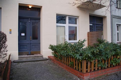 Appartamento ristrutturato e luminoso di 1 stanza/parzialmente commerciale nel famoso quartiere residenziale di Berlino-Pankow, Cucina attrezzata, locale seminterrato, giardino proprio antistante, attualmente completamente arredato, per uso proprio o...