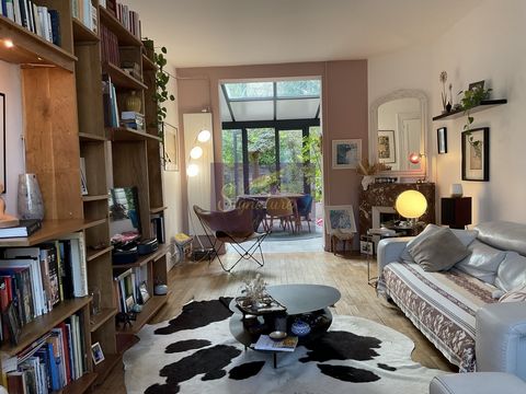 I present a charming house of 133 m2 with garage located in Le Mans-City Center close to shops, schools, colleges, high schools, public transport and 5 minutes from the Jacobins. It comprises: on the ground floor, an entrance leading to the living ro...