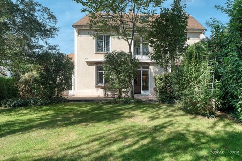 Dpt Yvelines (78), à vendre SAINT REMY LES CHEVREUSE maison P8 de 200 m² - Terrain de 700,00 m²