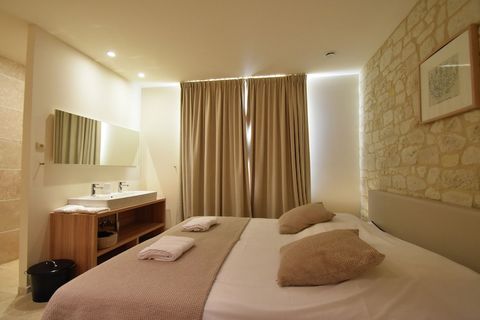 Located in the serene village of Villesèque-des-Corbières, this charming apartment is ideal for families or groups of six. With two en-suite bedrooms, air-conditioning, heating, and laundry facilities, it offers comfort year-round. The open kitchen a...
