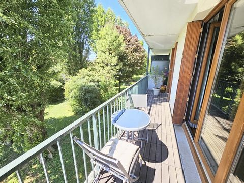 L' Agence Principale vous présente ce bel appartement familiale idéalement situé dans le secteur 'petit lac' à Soisy-sous-Montmorency. Il se compose d’une vaste entrée avec rangements, d’un double séjour lumineux ouvrant sur un grand balcon filant, d...