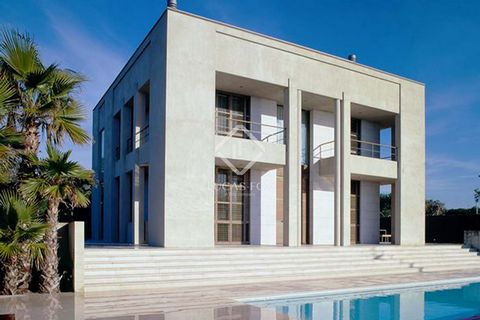 Esta impresionante villa está a primera línea de mar en Gavà y cuenta con 7 dormitorios, 4 cuartos de baño, un espacioso salón-comedor, una cocina, un despacho, unas grandes terrazas, un jardín y una piscina. También hay un espacio en el sótano ideal...