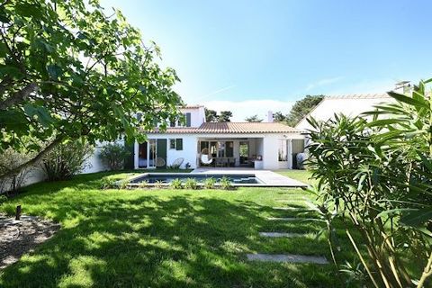 Real estate Ile de Ré, Ars en Ré. Charming house completely renovated in 2023 with direct access to the beach and the forest. It consists of a spacious living area with a fitted and equipped kitchen, two suites with shower rooms (one of which has a l...