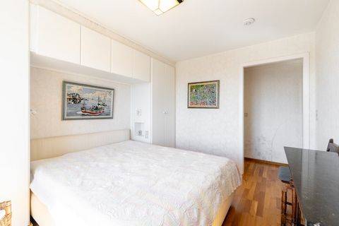 This bright and spacious 3-bedroom apartment is a perfect coastal retreat for up to 6 guests. Ideally located along the Zeedijk, you’ll enjoy sweeping sea views from the large terrace while being just steps away from the beach, Blankenberge’s vibrant...