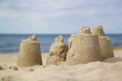 Szeroka, piaszczysta plaża w Gąskach to idealne miejsce na wypoczynek. Czysta woda, łagodne zejście do morza i stosunkowo kameralna atmosfera sprawiają, że Gąski są świetną alternatywą dla bardziej zatłoczonych kurortów. W sezonie można spotkać tu st...