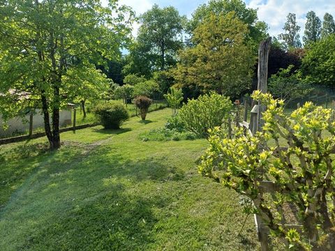 Jolie maison de village de 175 m2 atypique proche de la Réole 3 chambres, dépendance, jardin clos de 1 340,00 m²