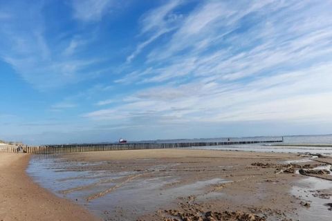 Ervaar het ultieme toevluchtsoord aan zee in dit prachtige vakantiehuis direct aan de oevers van Dishoek. Dit charmante verblijf is perfect voor gezinnen die op zoek zijn naar een onvergetelijke strandvakantie en biedt comfort, gemak en een adembenem...
