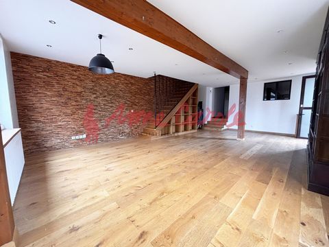 Située au Quai de Polangis, cette maison de 100 m2 vous offre un cadre de vie exceptionnel avec une vue imprenable sur la Marne. Son séjour spacieux de 45 m2 avec poêle à gaz est idéal pour des moments chaleureux en famille. La cuisine séparée et équ...