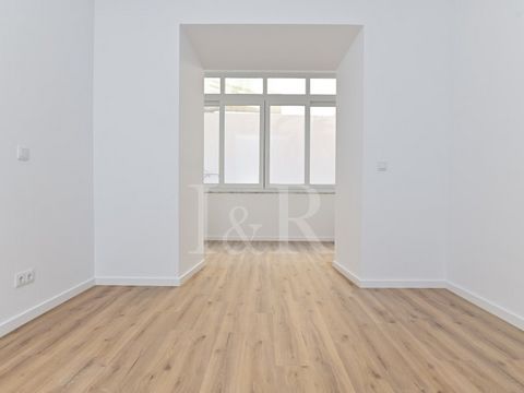 Apartamento T0 muito espaçoso, com 68 m2, localizado no empreendimento Oliveira 32. Este apartamento pronto a estrear tem na sua entrada um hall de circulação amplo com 10 m2, um open space de 22 m2 onde se poderá ter zona de quarto e zona de sala se...