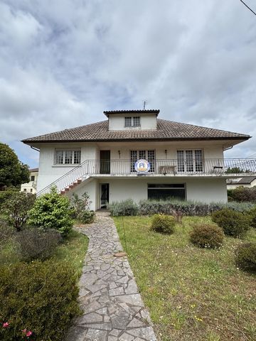Gelegen in de sector Mimizan bourg, biedt dit huis met twee verdiepingen grote ontwikkelingsmogelijkheden, vooral voor een vrij beroep of een activiteit die directe zichtbaarheid op de openbare weg vereist. Voor meer informatie of om een bezoek te re...