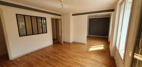 Appartement 4 pièces situé 8 avenue de la France libre , proche de toutes commodités (commerces, transports ,lycée...) et 10 minutes à pied du centre. Il est composé d'un séjour double, Une cuisine aménagée et équipée, 3 chambres, 1 salle d'eau, 1 wc...