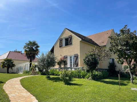 Située à Voulx (77940), cette propriété offre un cadre paisible et familial.