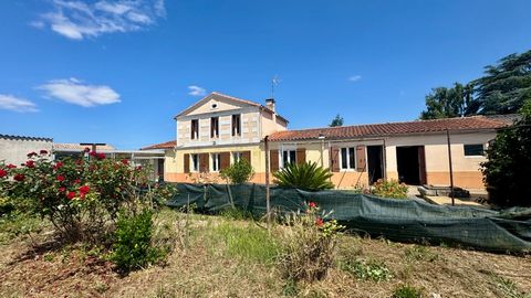 Maison à rénover à vendre 3 chambres, grand garage, dépendances et terrain constructible TONNAY-CHARENTE (17) (proche Rochefort)