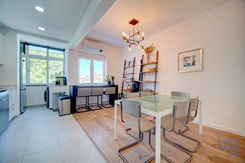 Oportunidade Única! Apartamento T2 Pronto a Viver em S. João do Estoril Este encantador apartamento, originalmente um T3, foi totalmente remodelado e transformado num moderno e espaçoso T2 com 85 m² de área útil. ✨ Destaques que encantam: •Luz natura...