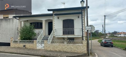 NOVA ANGARIAÇÃO~~EXCLUSIVO!!!~~Em zona central, temos esta moradia T3, já com alguns anos passados. Mas, mesmo assim, em bom estado. Boas áreas, 3 quartos, coberto, 2 cozinhas, sendo uma de forno, 2 salas, salão, 2 wc's completos, quintal, dependênci...