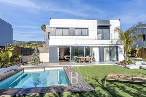 Barnes International presenteert een buitengewone villa die het concept van luxe en comfort herdefinieert. Met een bebouwde oppervlakte van 419 m² op een perceel van 700 m² is deze woning ontworpen met materialen van de hoogste kwaliteit om een verfi...