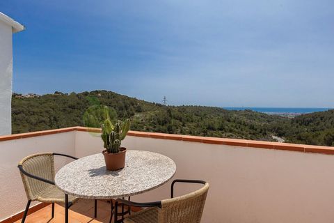 Just 10 minutes by car from the beaches of Vilanova i la Geltrú, we present this magnificent house, completely renovated last year, located in a private enclave surrounded by nature, with a plot of almost 2000 m². It offers absolute privacy and spect...
