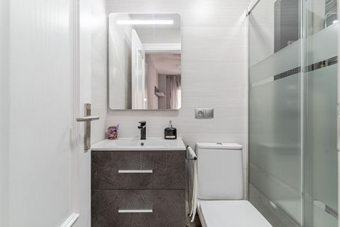 Welcome to your stylish urban oasis in the heart of Granada! Nestled between the bustling Calle Gran Vía de Colón and the vibrant Calle Elvira, this brand-new apartment offers the perfect blend of modern comfort and unbeatable location, inviting you ...