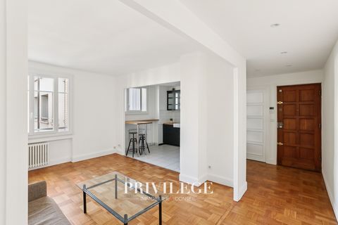 Kom en ontdek exclusief dit appartement gelegen op 100 meter van het Parc de la Tête d'Or en de Boulevard des Belges in een luxe residentie met twee liften. Dit appartement op de 5e verdieping van ongeveer 51m2 bestaat uit een inkomhal die leidt naar...