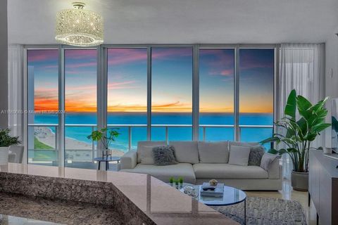 Zelden beschikbaar, helder, verbluffend licht gevuld, 2 slaapkamers / 2,5 bad direct uitzicht op de oceaan appartement heeft de WOW-factor. Voorkant en centrum van het wereldberoemde Continuum 5-sterrenresort en voorzieningen. Word dagelijks wakker m...