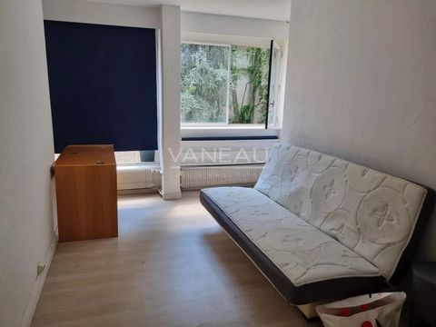 Genesteld in de levendige wijk Montparnasse, Paris 14ème, biedt dit prachtige appartement een perfecte mix van luxe en comfort. Deze ruime residentie beslaat 146,86 vierkante meter en beschikt over vier ruime slaapkamers en zes elegant ingerichte kam...