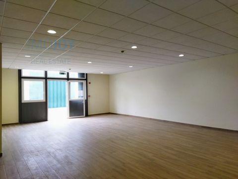 This warehouse, with a generous area, is located in a building on Rua da Restauração, with a strategic location between the historic centre and the riverside area of the city. The space has: - Large and functional area, ideal for storage, logistics, ...