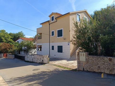 Mooi appartementencomplex op slechts 100 meter van de kristalheldere zee op het eiland Hvar! Dit charmante huis is gelegen in het rustige dorpje Basina, in een van de meest gewilde bestemmingen in Kroatië – het mondaine eiland Hvar. Met een totale wo...