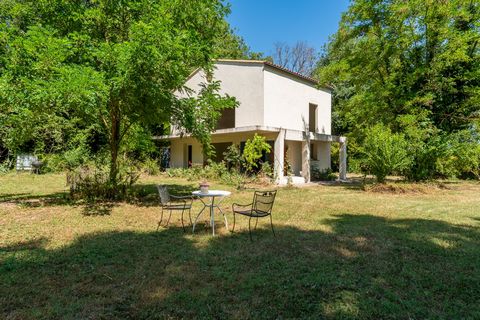 Maison et dépendances sur 4000 m² en campagne aixoise à aménager entièrement.