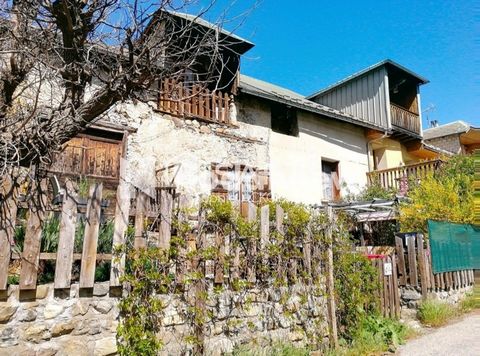Ancienne bâtisse au coeur du village au potentiel énorme!!