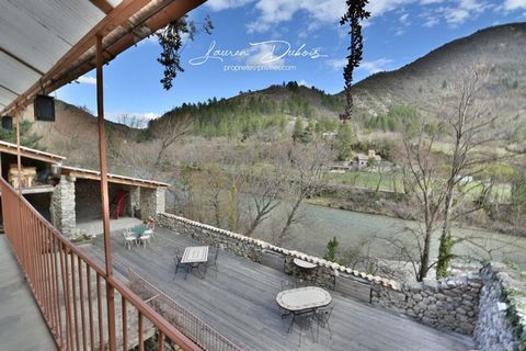 Audacieuse, Atypique, Imposante, Charmante, cette maison de ville bénéficie de nombreux atouts. Elle propose sur 2 niveaux, 122m² habitables répartis comme suit : cuisine équipée avec balcon et poêle à granulés, salon avec cheminée, 4 chambres dont u...