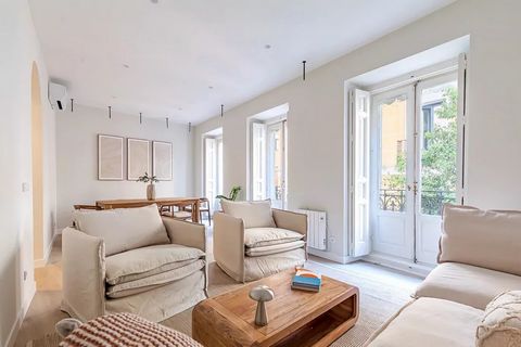 BARNES Madrid presenteert deze elegante, volledig gerenoveerde woning met buitenruimte, gelegen in een rustige straat in het hart van Madrid. De woning bevindt zich op de eerste verdieping van een statig gebouw uit 1900 dat originele architectonische...