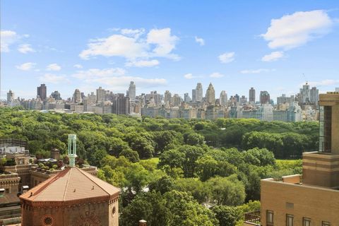Onovertroffen locatie en gedeeltelijk uitzicht op Central Park! Welkom bij Residence 25AB, een zonovergoten, sereen huis met gedeeltelijk uitzicht op Central Park vanuit elke kamer. Deze gesplitste woning met twee slaapkamers en twee badkamers ligt o...