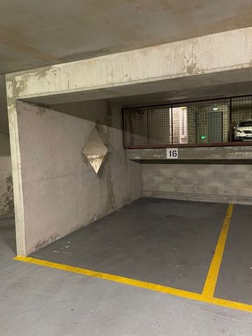A SAISIR A vendre en exclusivité place de parking non boxée d'environ 7,5 m2 située 67/69 rue Damesme 75013 paris. Située au 2ème sous-sol d'une copropriété sécurisée par vigik avec accès par ascenseur sécurisé par clé ,cet emplacement pour voiture t...