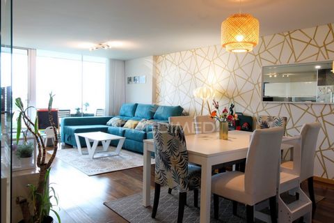 Localizado no prestigiado Edifício Mirador, situado em Aveiro, apresentamos este apartamento T3, numa zona central e muito valorizada, com excelentes acessos, serviços, comércio e escolas nas imediações. Com uma distribuição funcional e equilibrada, ...